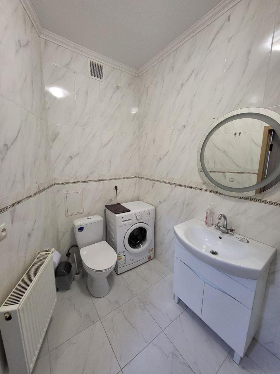 Apartamenty On Knyazya Romana Liov Exterior foto
