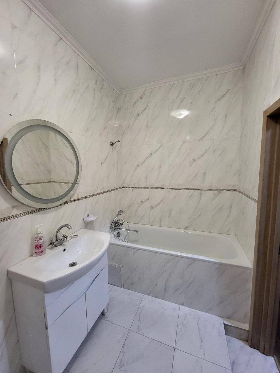 Apartamenty On Knyazya Romana Liov Exterior foto