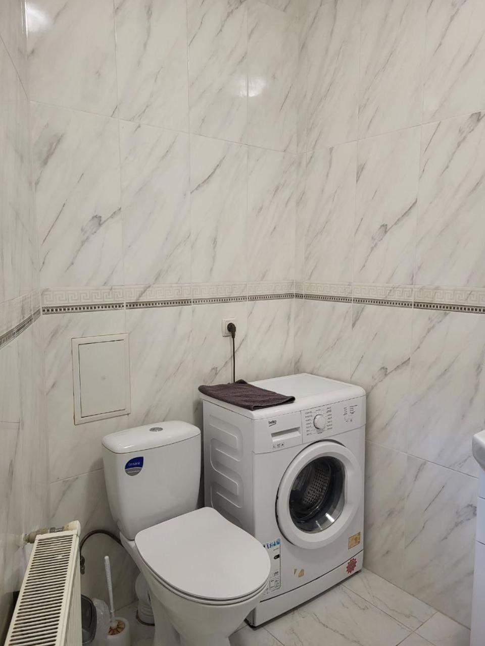 Apartamenty On Knyazya Romana Liov Exterior foto