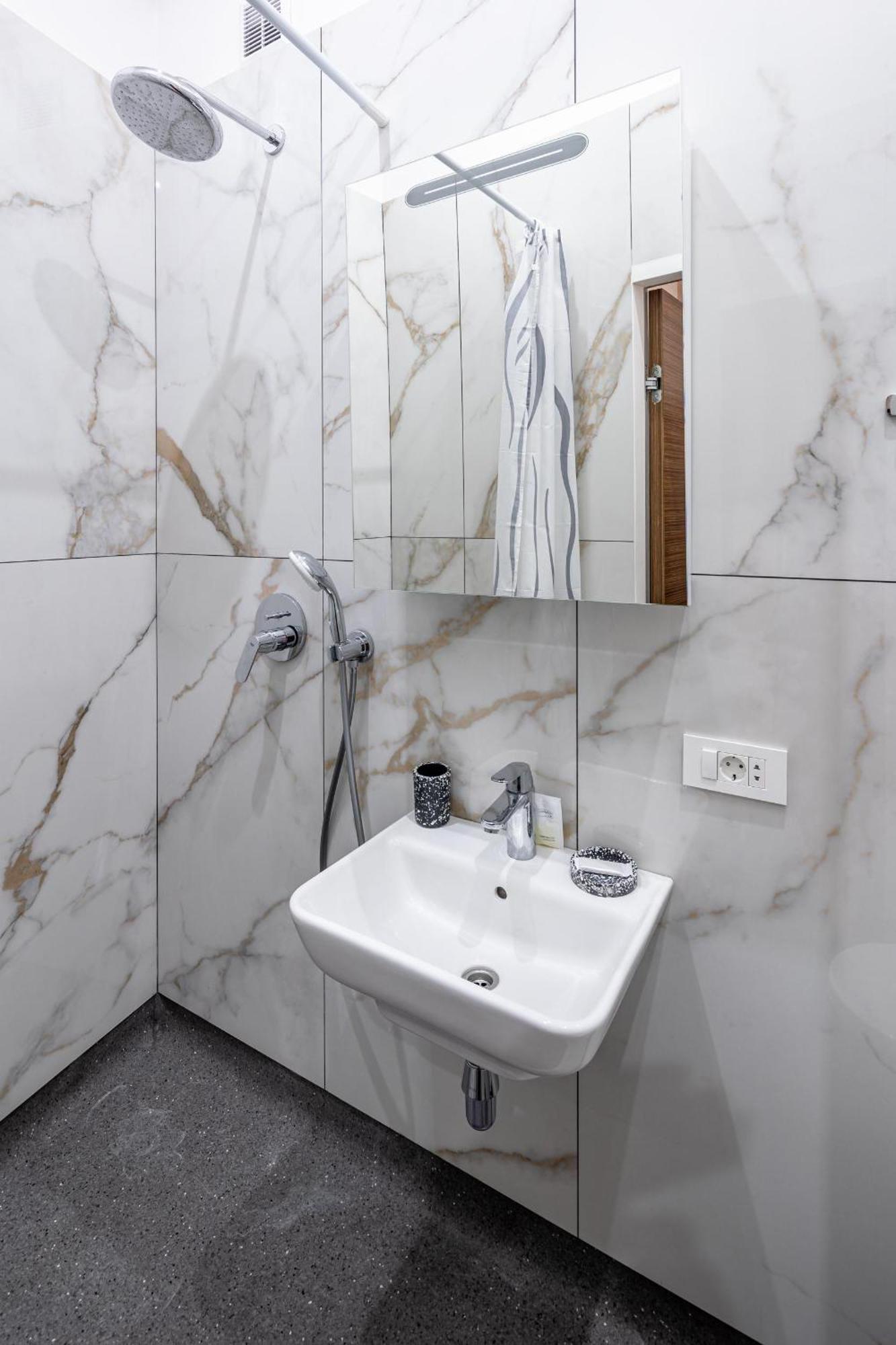 Apartamenty On Knyazya Romana Liov Exterior foto